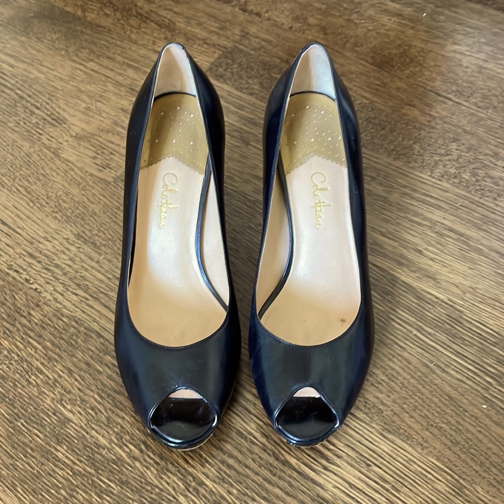 Cole Haan black leather patent heel open toed pumps size 9.5